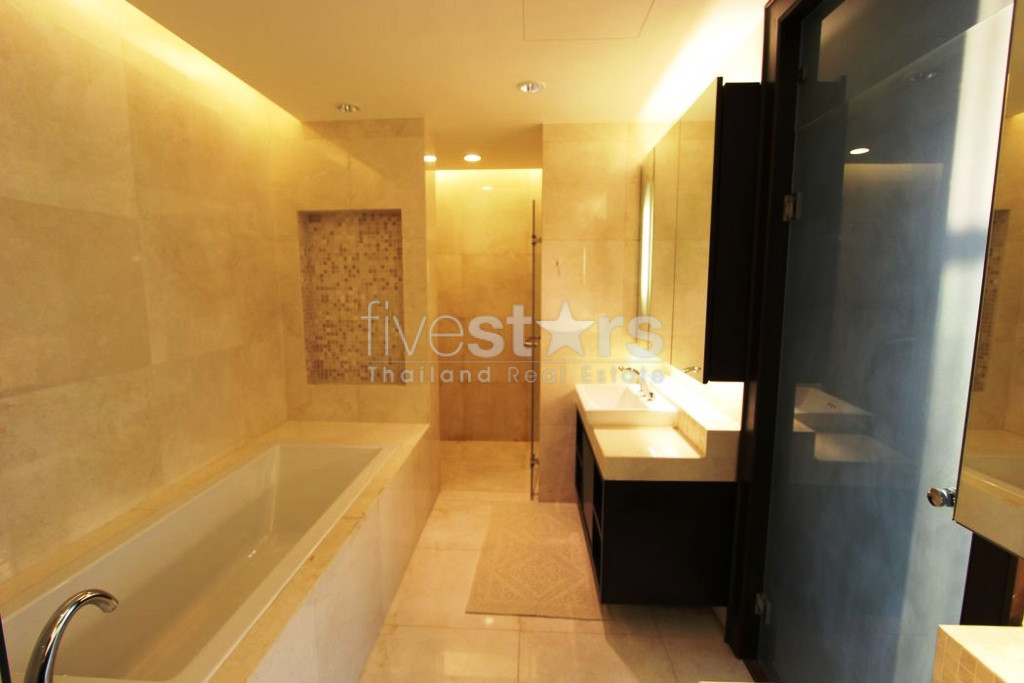 Condo 2 chambres à louer près de la station BTS Phloen Chit, photo 9