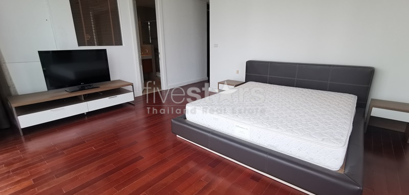 Spacious 3-bedroom condo 300m from BTS Ploenchit!, photo 16