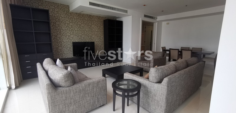 Spacious 3-bedroom condo 300m from BTS Ploenchit!