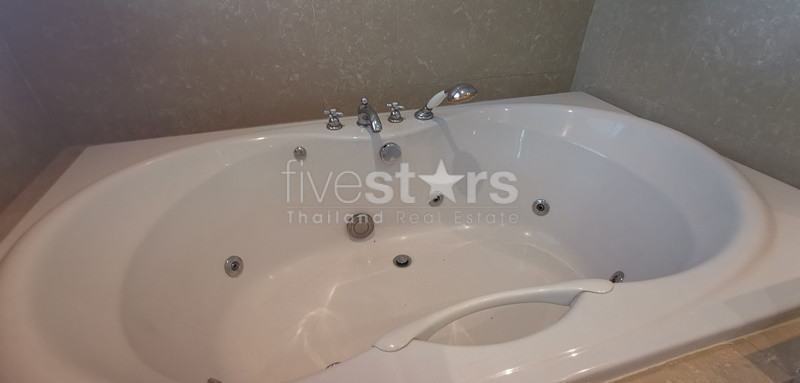 Spacious 3-bedroom condo 300m from BTS Ploenchit!, photo 20