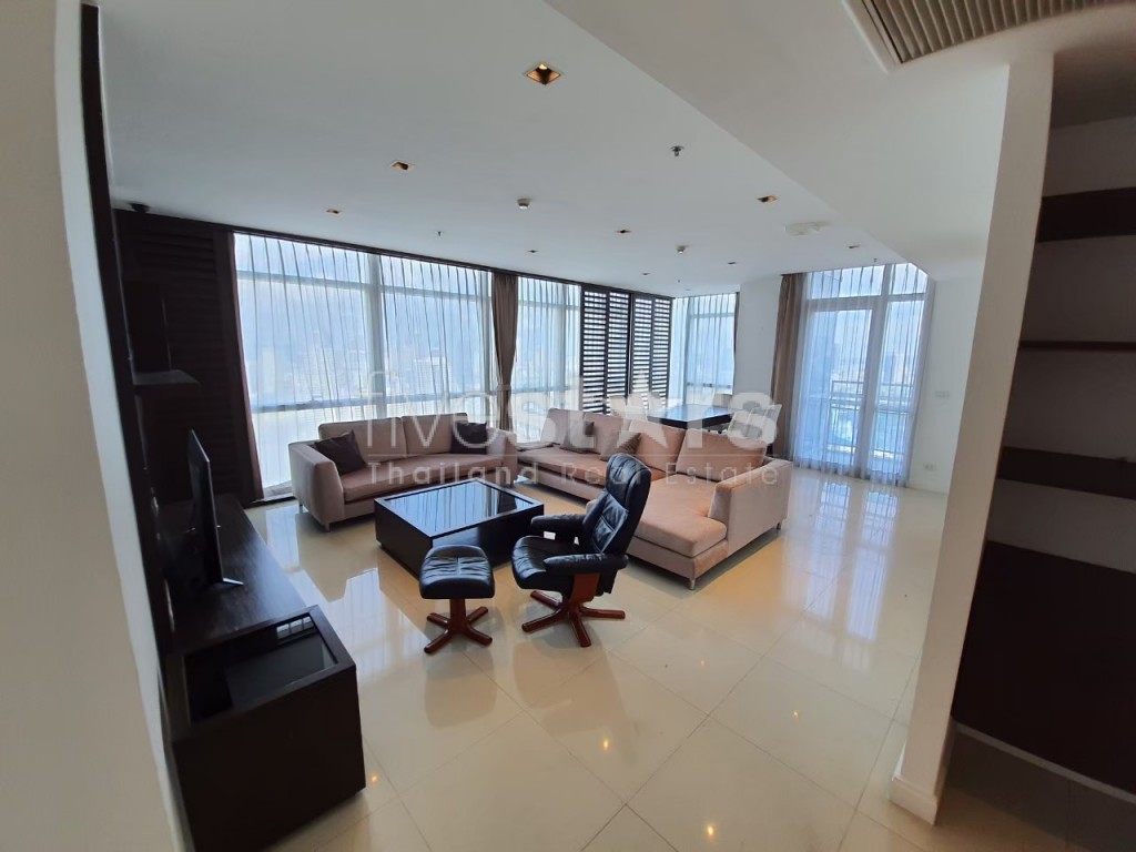 3 bedroom condo for rent close to Phloen Chit BTS station