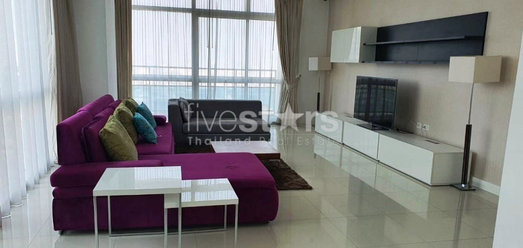 Condo de 4 chambres à louer près de la station Phloen Chit BTS