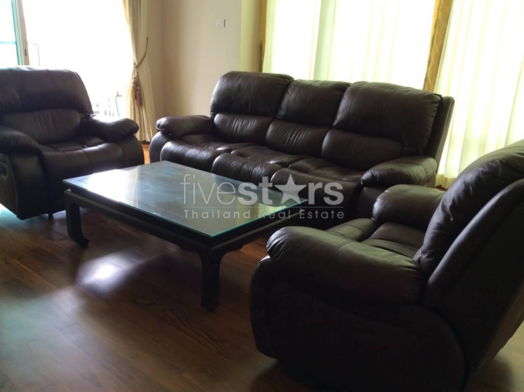Large 3 bedrooms condo for rent near BTS Chidlom