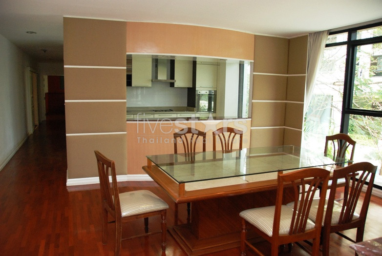 2 bedroom spacious condo for rent on Chit Lom