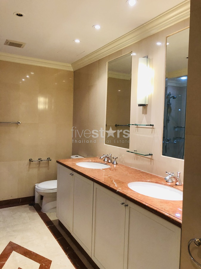 Large  3 bedrooms condo for rent near BTS Chidlom, photo 18