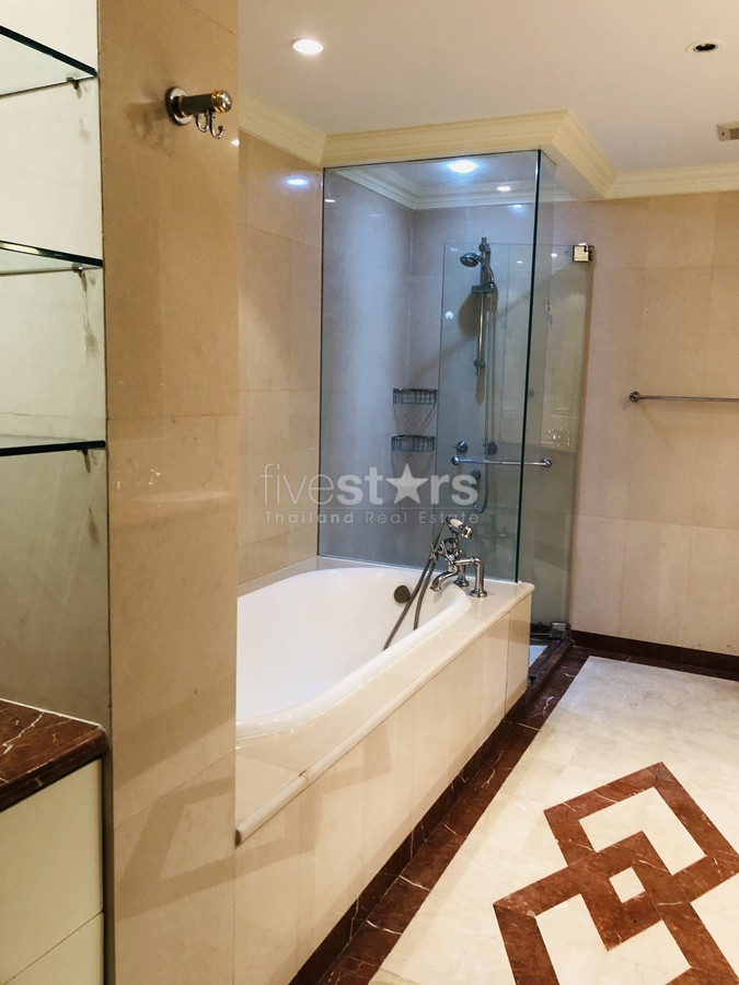 Large  3 bedrooms condo for rent near BTS Chidlom, photo 17