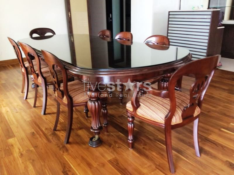 Condo 3 + 1 chambres à louer près de la station BTS Chit Lom