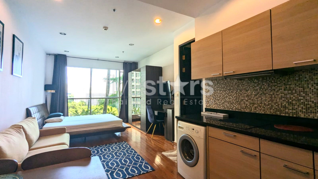 Studio for rent within easy reach of BTS Chidlom