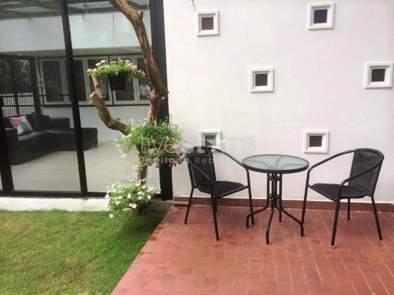 House with garden for rent in Ploenchit area