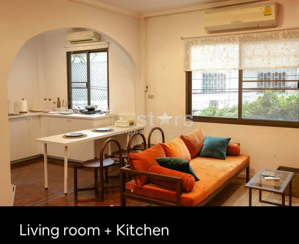 Townhouse avec 5 chambres  à louer à Ploenchit