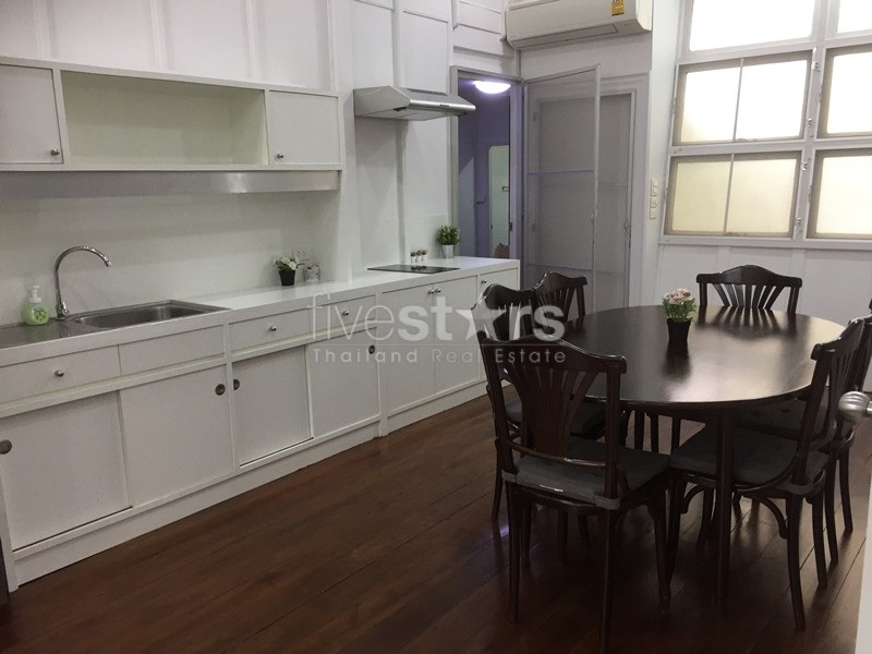 Single house with garden 2 bedrooms for rent near BTS Ploenchit, photo 6
