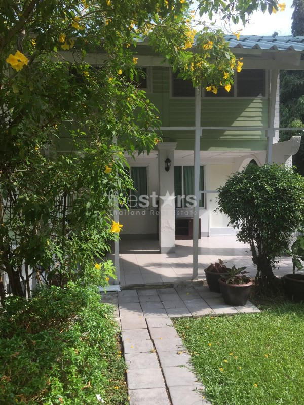 Single house with garden 2 bedrooms for rent near BTS Ploenchit, photo 3