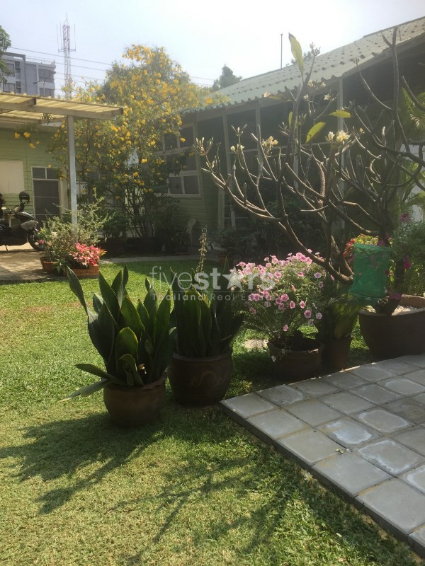 Single house with garden 2 bedrooms for rent near BTS Ploenchit, photo 5