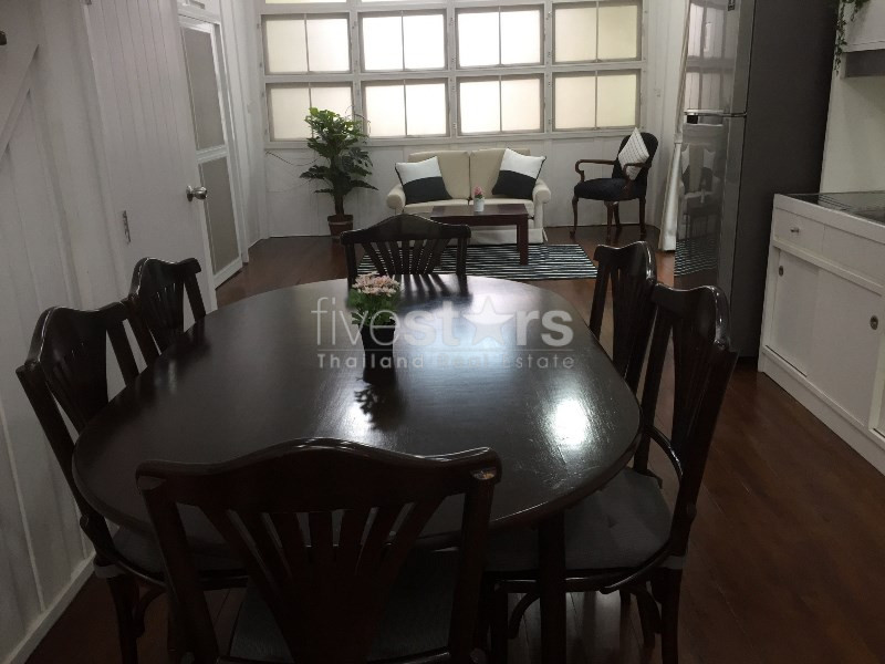 Single house with garden 2 bedrooms for rent near BTS Ploenchit, photo 9