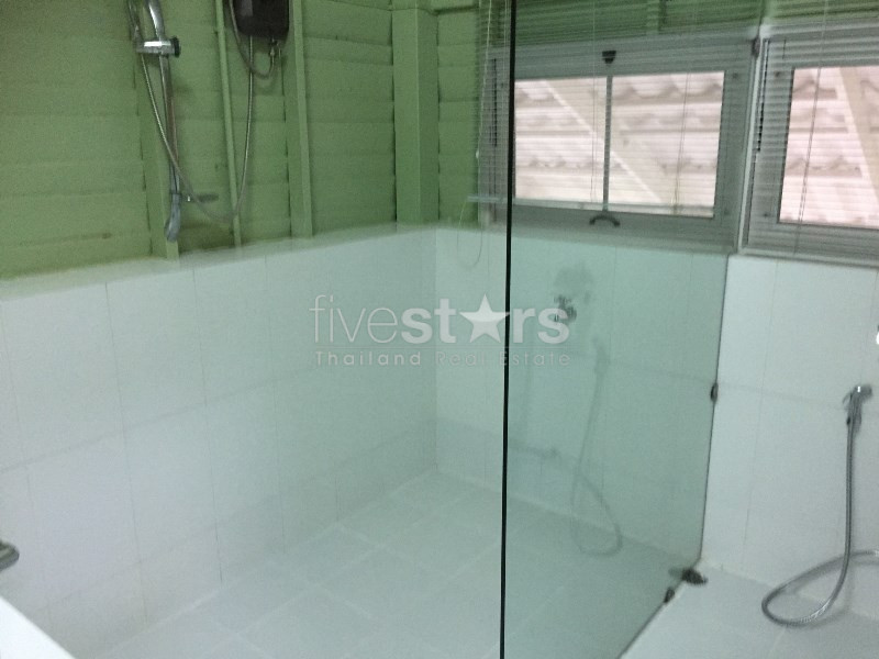 Single house with garden 2 bedrooms for rent near BTS Ploenchit, photo 17