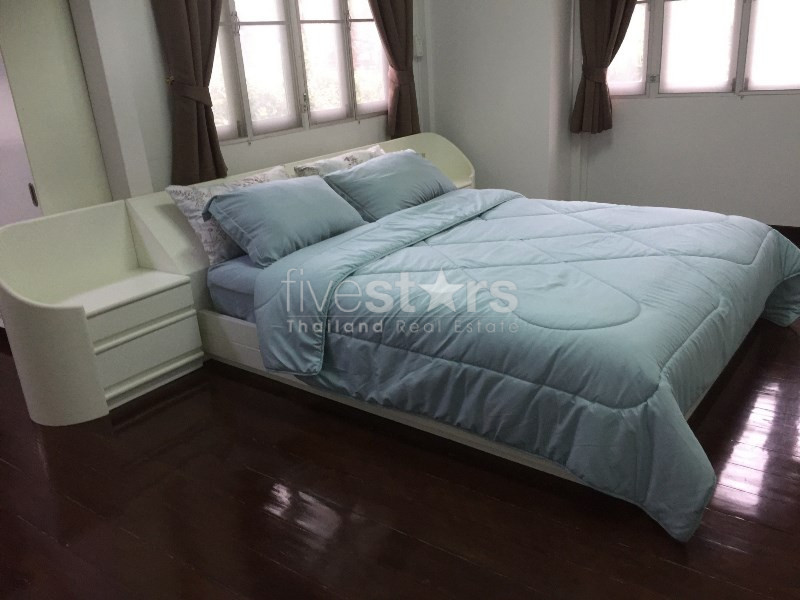 Single house with garden 2 bedrooms for rent near BTS Ploenchit, photo 14