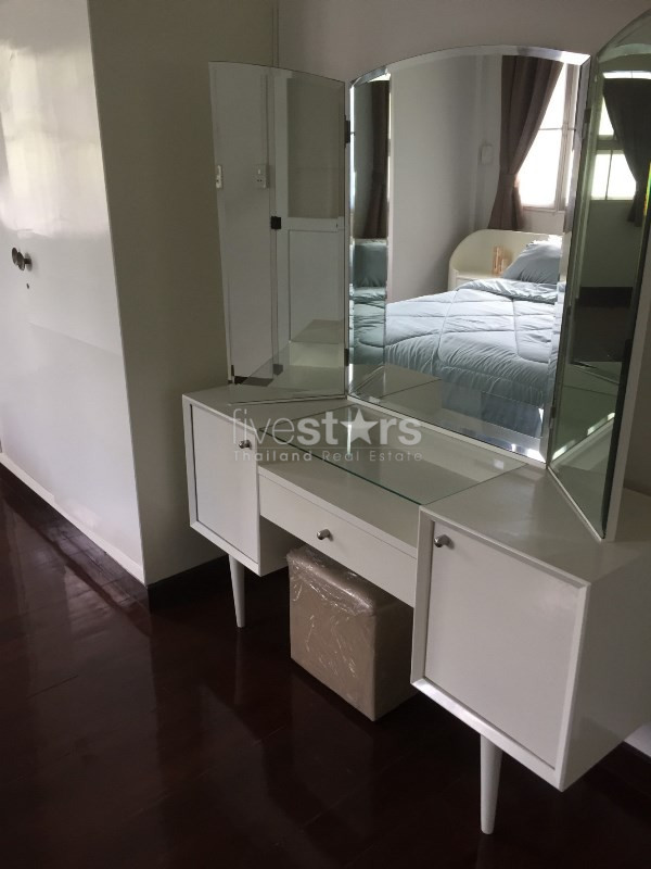 Single house with garden 2 bedrooms for rent near BTS Ploenchit, photo 18