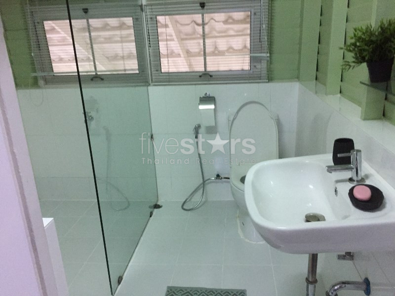 Single house with garden 2 bedrooms for rent near BTS Ploenchit, photo 16