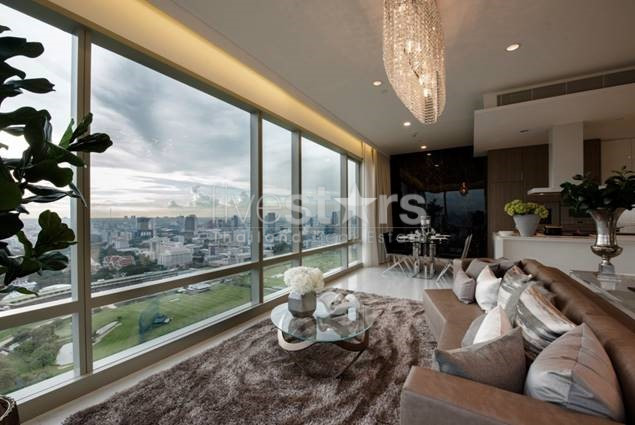 Penthouse en duplex de 2 chambres à louer près de la station de BTS Ratchadamri