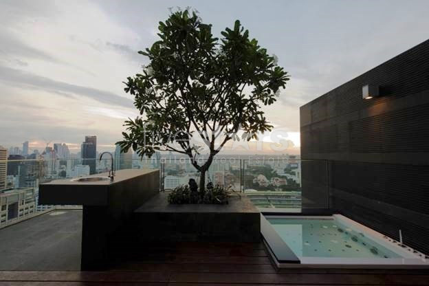 Penthouse en duplex de 2 chambres à louer près de la station de BTS Ratchadamri, photo 18