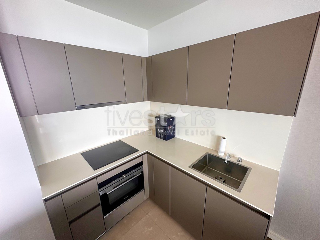 2-bedroom high-end condo for sale close to BTS Ratchadamri, photo 8