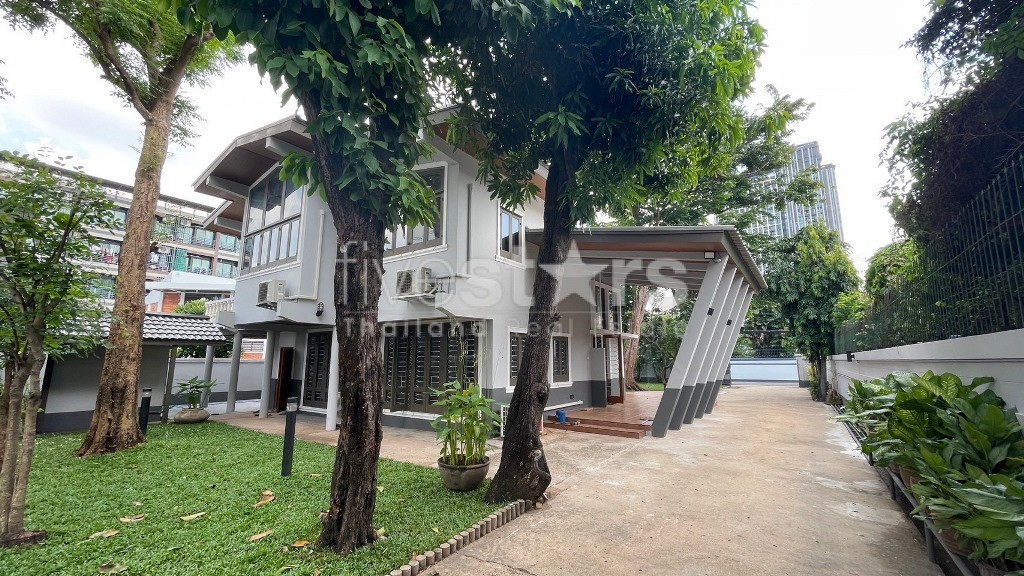 Maison de 3 chambres avec jardin verdoyant à louer sur Ratchawithi – Phaya Thai
