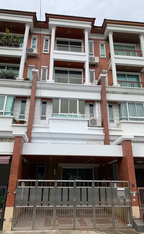 Maison de ville de 5 chambres à vendre sur Rama 3