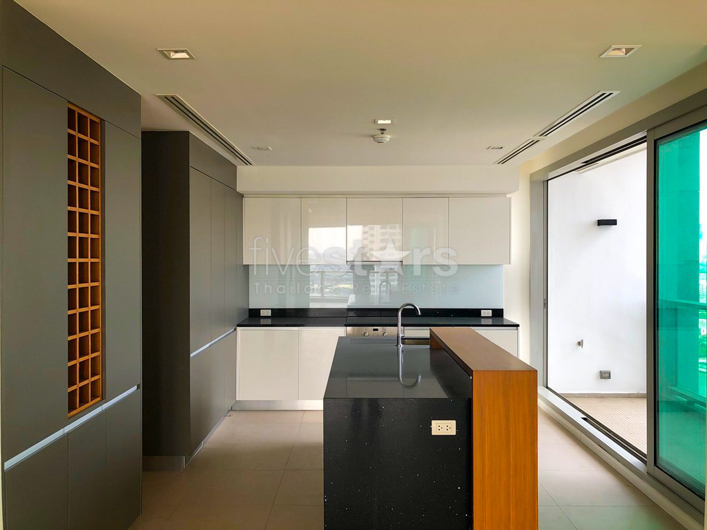 3-bedroom condo with breathtaking river views close to BTS Saphan Taksin, photo 9