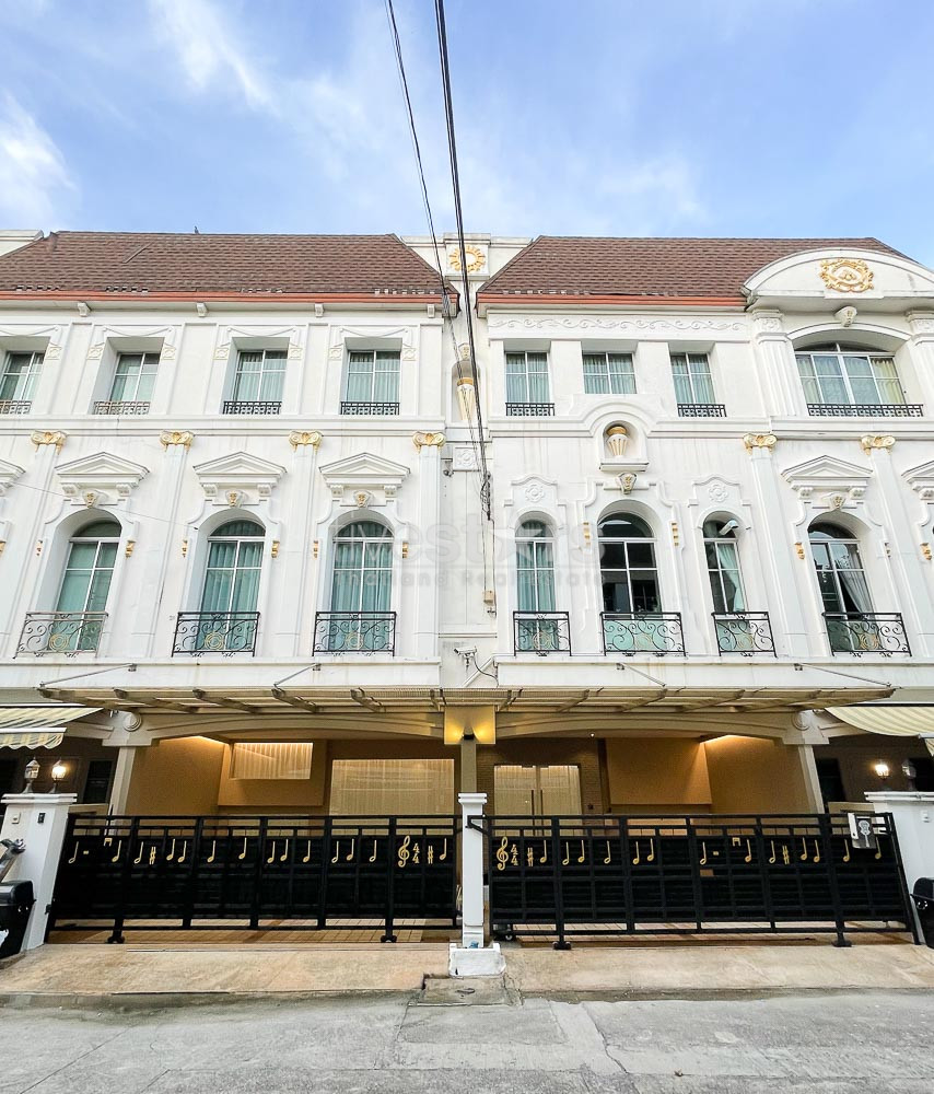 Maison de ville moderne récemment rénovée de 5 chambres à louer sur Rama 3