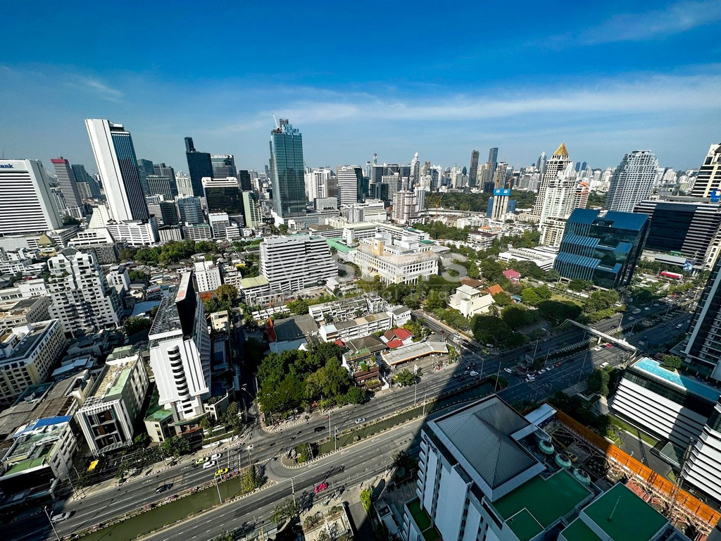 Condo spacieux de 3 chambres à vendre sur Chong Nonsi - Sathorn