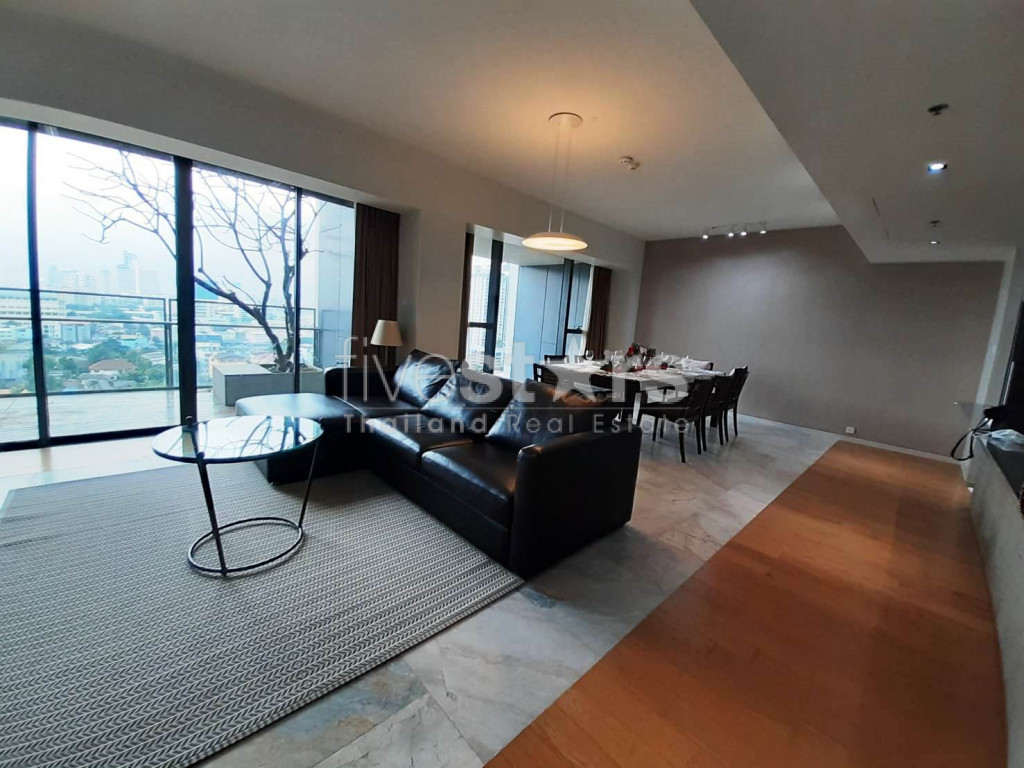 Condo de 3 chambres à louer près de la station BTS Chong Nonsi