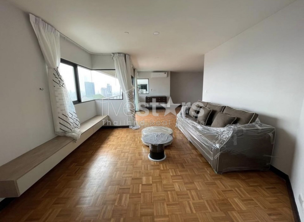 Condo de 3 chambres en étage élevé à louer sur Lumpini - Sathorn