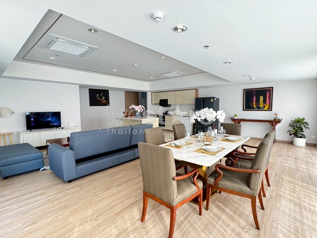 Appartement moderne de 3 chambres, très luxueux, de faible hauteur et acceptant les animaux de compagnie sur Sathorn