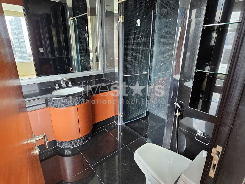 condo de luxe de 2 chambres avec SkyTrain BTS en face de l'immeuble Sathorn, photo 9