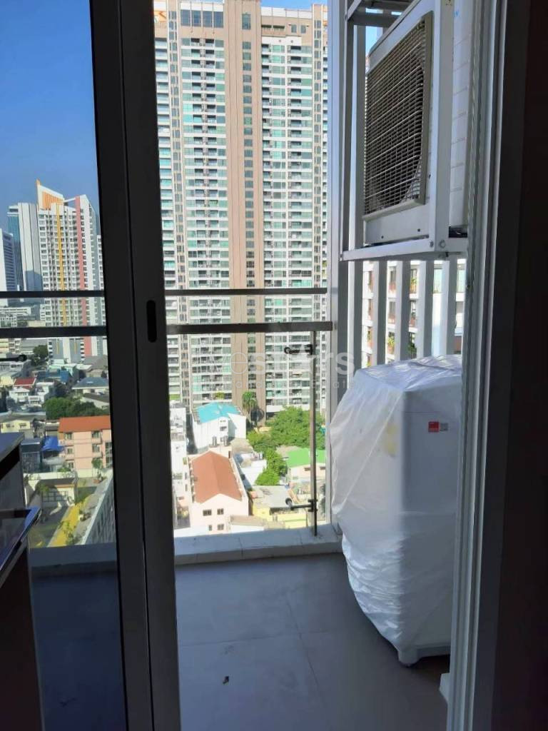 1 bedroom condo for rent in Sathorn near BTS Surasak, photo 9