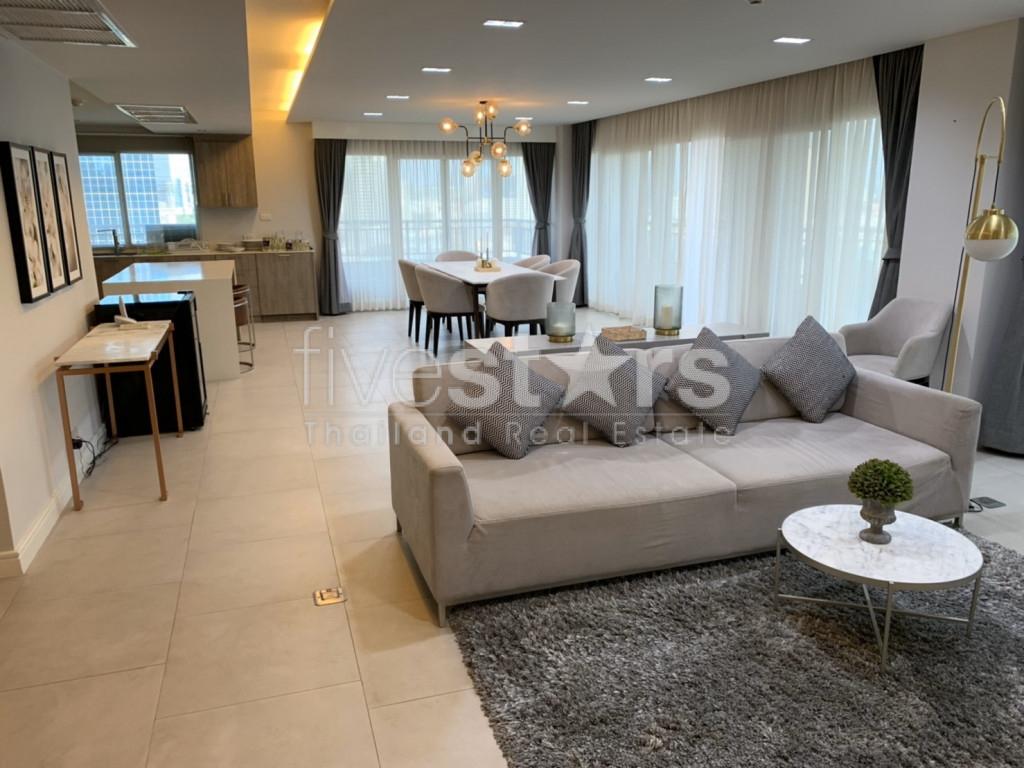Condo moderne de 3 chambres à louer sur Sathorn