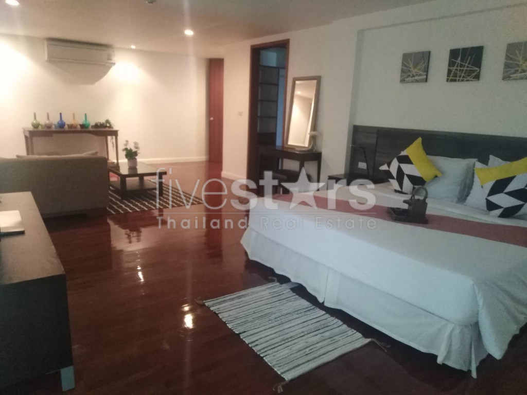 4 bedroom apartment for rent close Surasak BTS station
