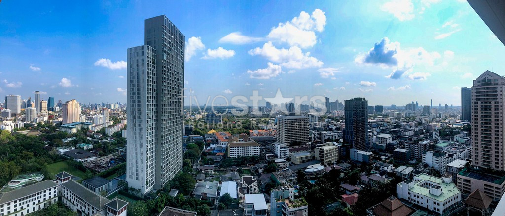 Condo 2+1 chambres en étage élevé à louer sur Sathorn