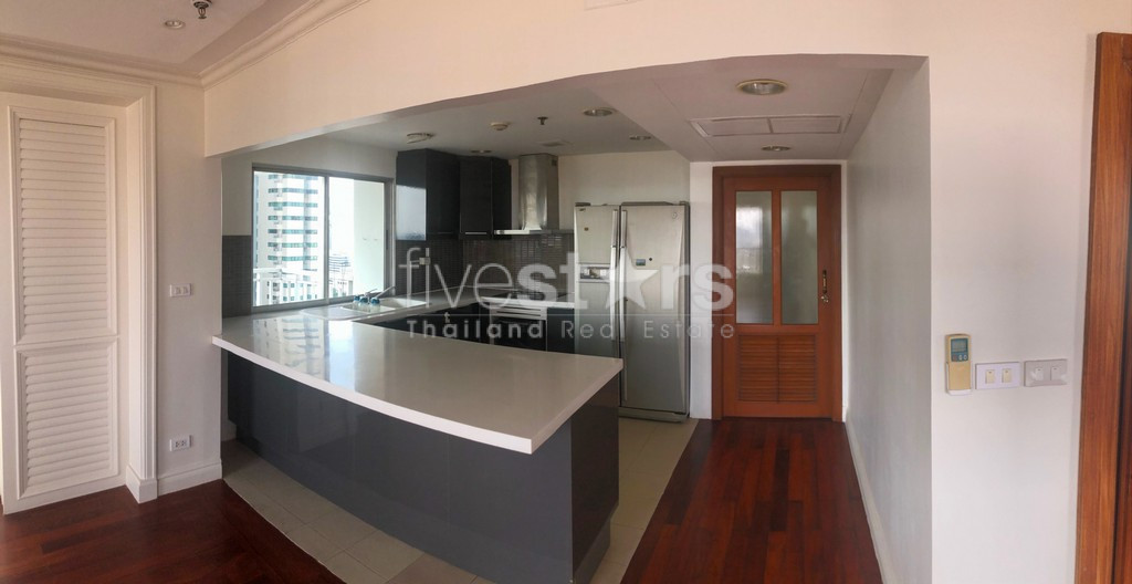 Condo 2+1 chambres en étage élevé à louer sur Sathorn, photo 9