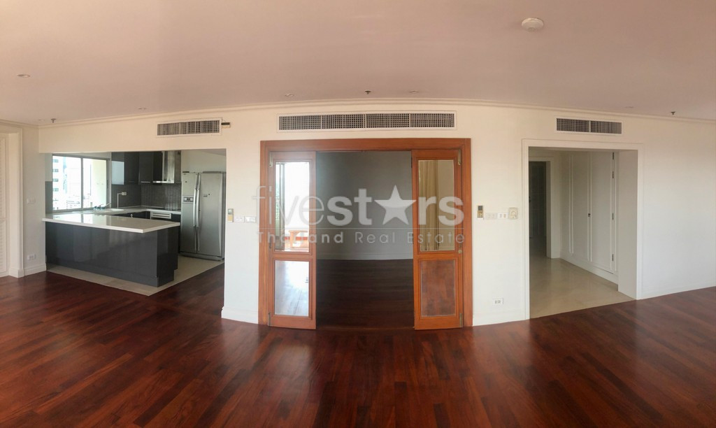 Condo 2+1 chambres en étage élevé à louer sur Sathorn, photo 5