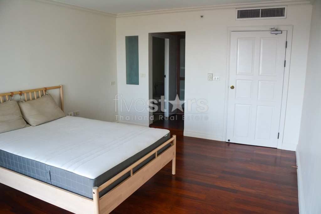 Condo 2+1 chambres en étage élevé à louer sur Sathorn, photo 13