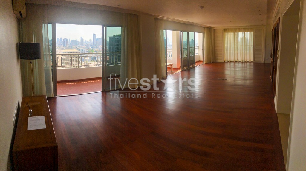 Condo 2+1 chambres en étage élevé à louer sur Sathorn, photo 2