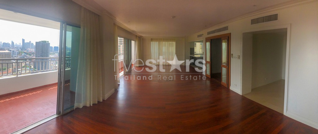 Condo 2+1 chambres en étage élevé à louer sur Sathorn, photo 3