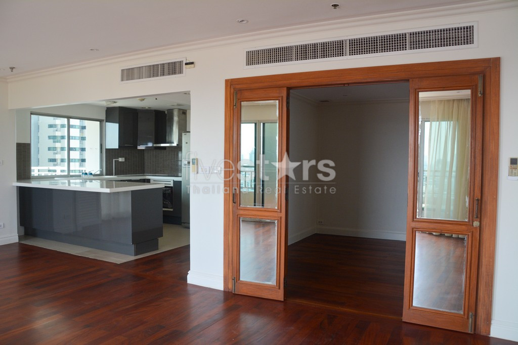 Condo 2+1 chambres en étage élevé à louer sur Sathorn, photo 8