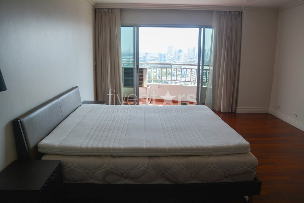 Condo 2+1 chambres en étage élevé à louer sur Sathorn, photo 10