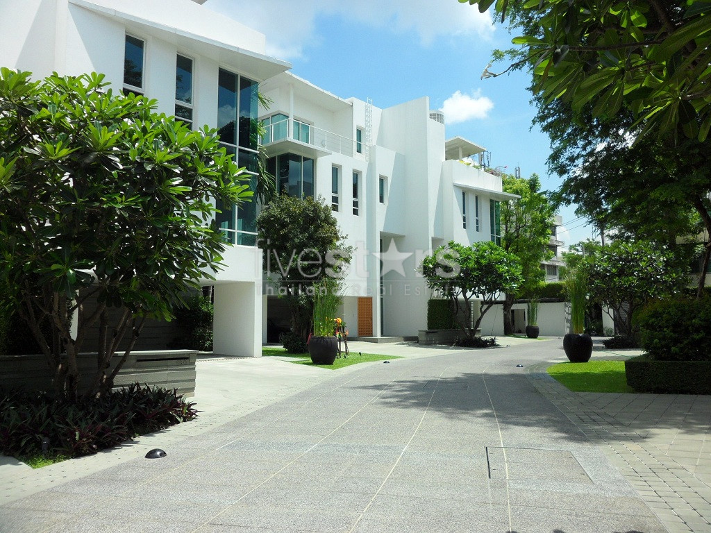 4 bedrooms modern house with private pool for rent on Sathorn