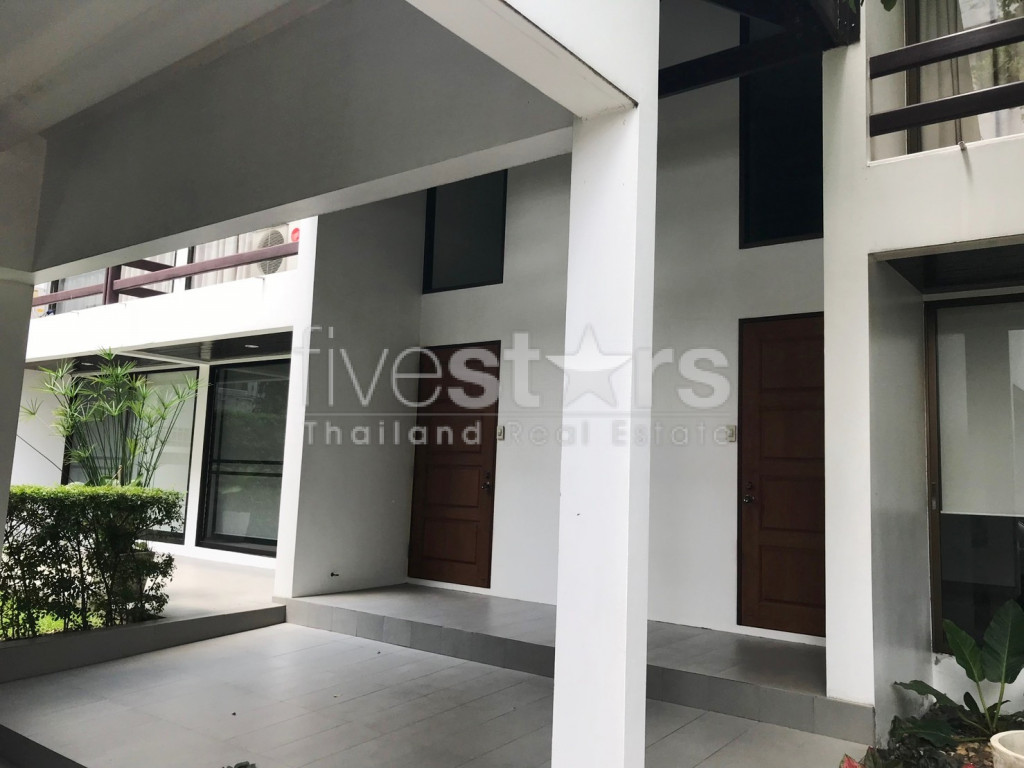 Maison jumelée de 5 chambres à louer sur Sathorn à Rama 4