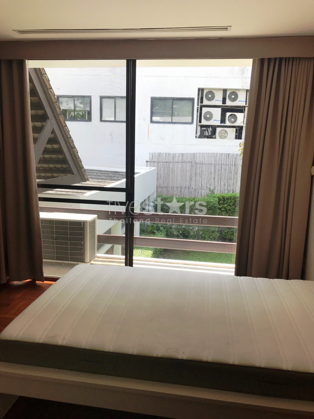 Maison jumelée de 5 chambres à louer sur Sathorn à Rama 4, photo 3