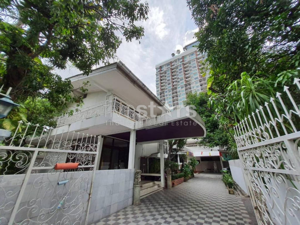 3+1 bedroom house for rent on Sathorn – Naradhiwas Rajanagarindra Road