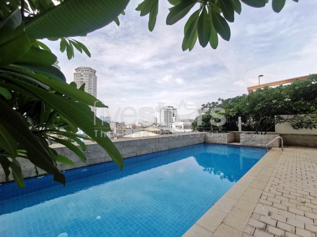 Penthouse de 3 chambres avec piscine privée à louer près de la station Chong Nonsi BTS